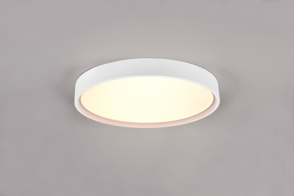 Plafon Doha 1xLED/29W w kolorze białym, okrągły, montowany sufitowo. Gładka, matowa obudowa z delikatnym podświetleniem. Widoczna jasna, okrągła powierzchnia emitująca światło, umieszczona na jednolitym, szarym tle.