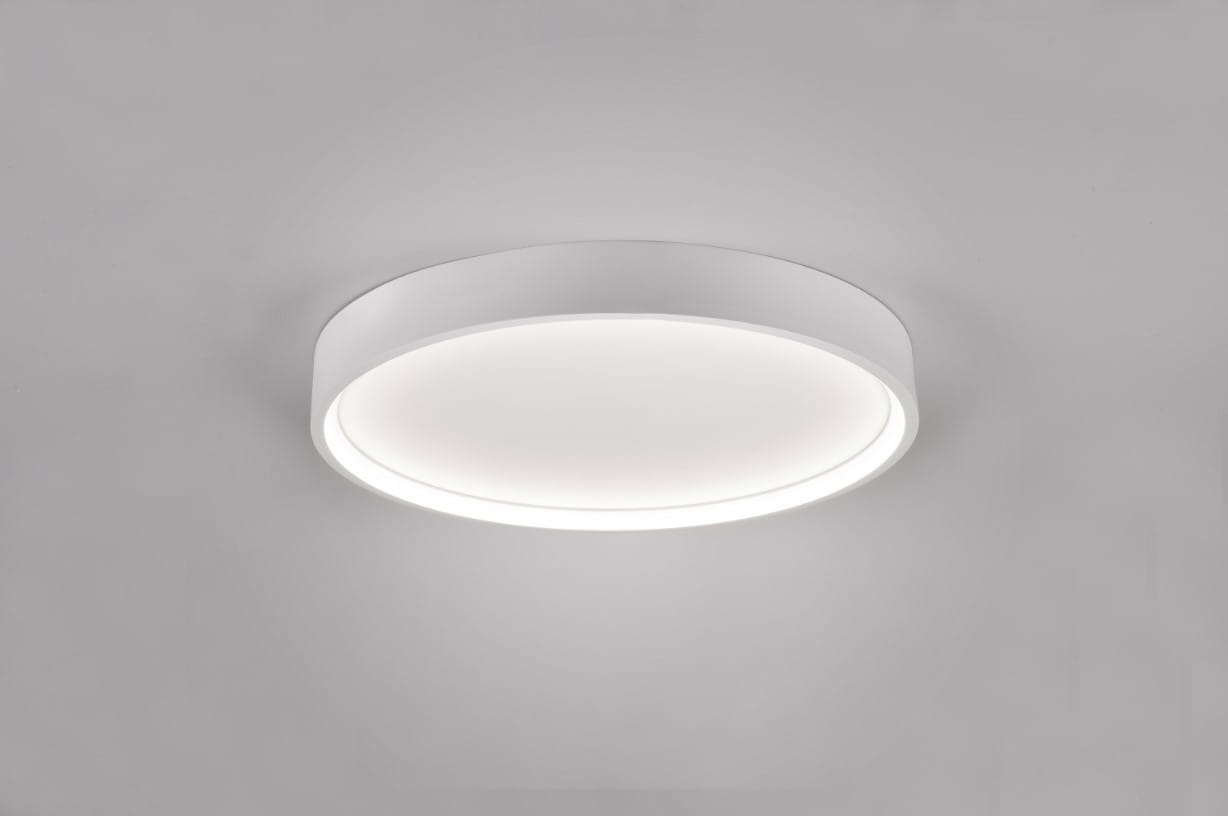 Plafon Doha 1xLED/29W w kolorze białym, o okrągłym kształcie i matowej powierzchni. Zawieszony na suficie, emituje miękkie światło. Prosty design, bez widocznych napisów lub logo, idealny do nowoczesnych wnętrz.
