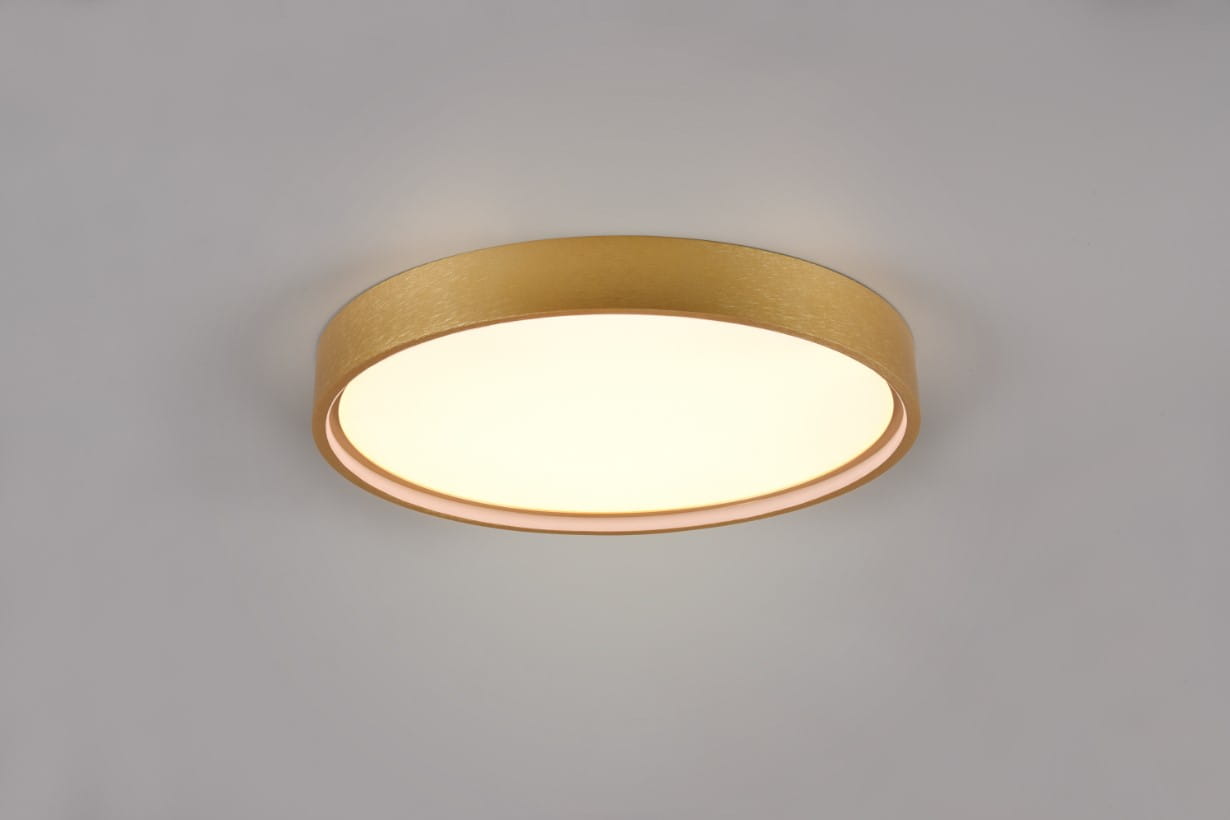 Plafon Doha 1xLED/29W w kolorze mosiądzu, okrągły kształt, z matowym białym kloszem. Zainstalowany na suficie, w prostym, jasnym tle, eksponującym jego elegancki design. Idealny do oświetlenia wnętrz.