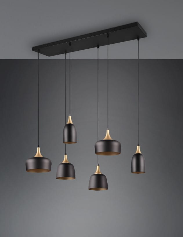 Lampa wisząca Chiraz z sześcioma kloszami E27, czarna z metalowymi złotymi detalami. Produkt zawieszony na prostokątnej, czarnej podstawie, w nowoczesnym stylu. Klasyczne kształty kloszy w różnych wysokościach, na szarym tle.