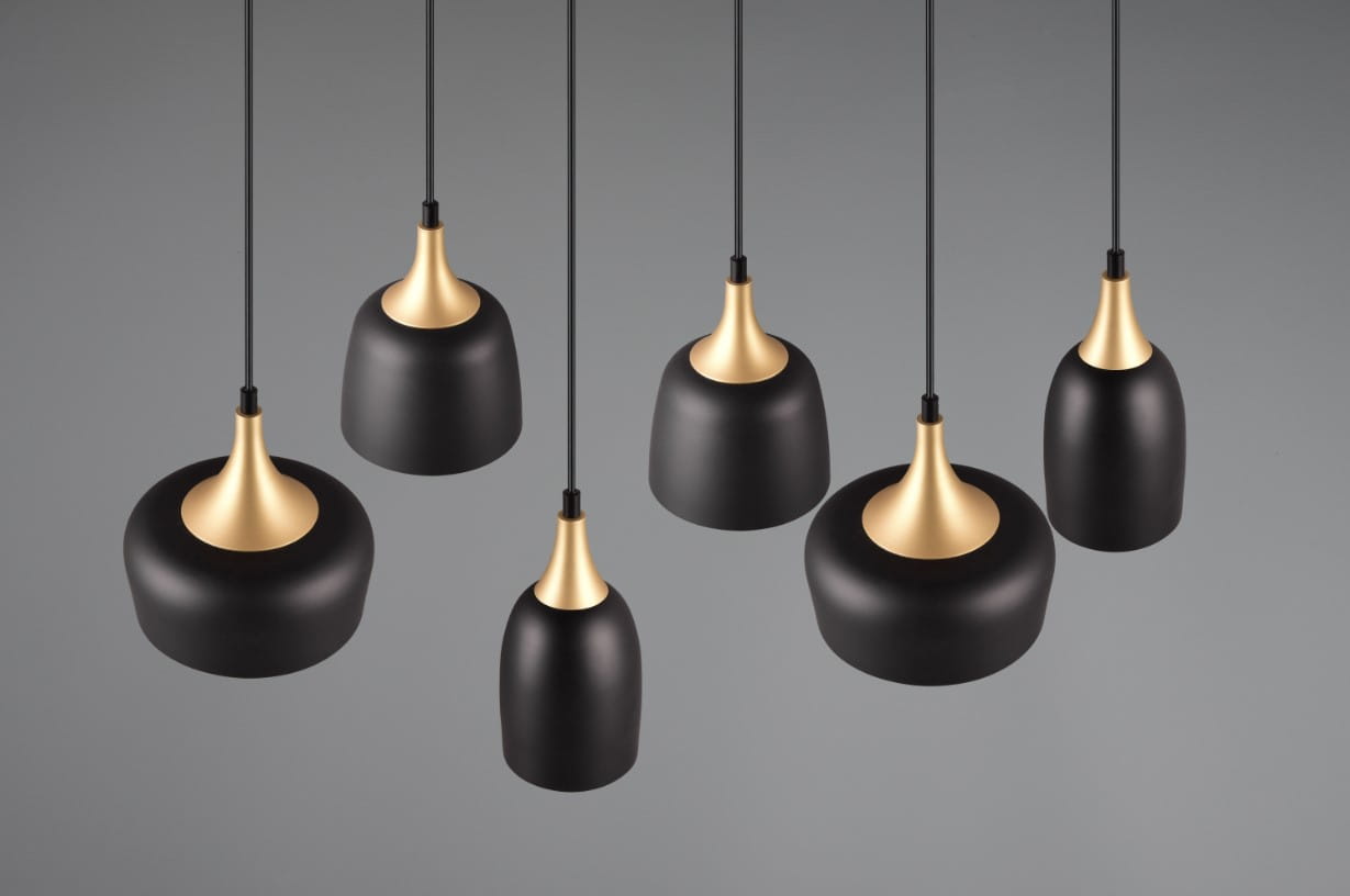 Lampa wisząca Chiraz z sześcioma kloszami w kolorze czarnym, z metalowymi złotymi detalami. Klosze o różnych kształtach zawieszone na czarnych przewodach. Tło w odcieniu szarości. Idealna do nowoczesnych wnętrz.