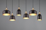 Lampa wisząca Chiraz w kolorze czarnym z sześcioma oprawami E27. Kształty w formie cylindrów i kul, z metalicznymi złotymi detalami. Zawieszona na cienkich, czarnych linkach, w minimalistycznym otoczeniu na szarym tle.