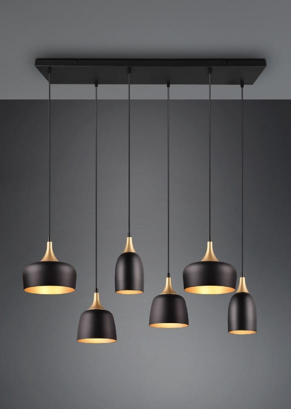 Lampa wisząca Chiraz 6xE27 w kolorze czarnym z metalowymi elementami w kolorze złotym. Składa się z sześciu różnych kloszy zawieszonych na długich linkach, umieszczona na prostokątnej podstawie sufitowej. Tło w odcieniu szarości.