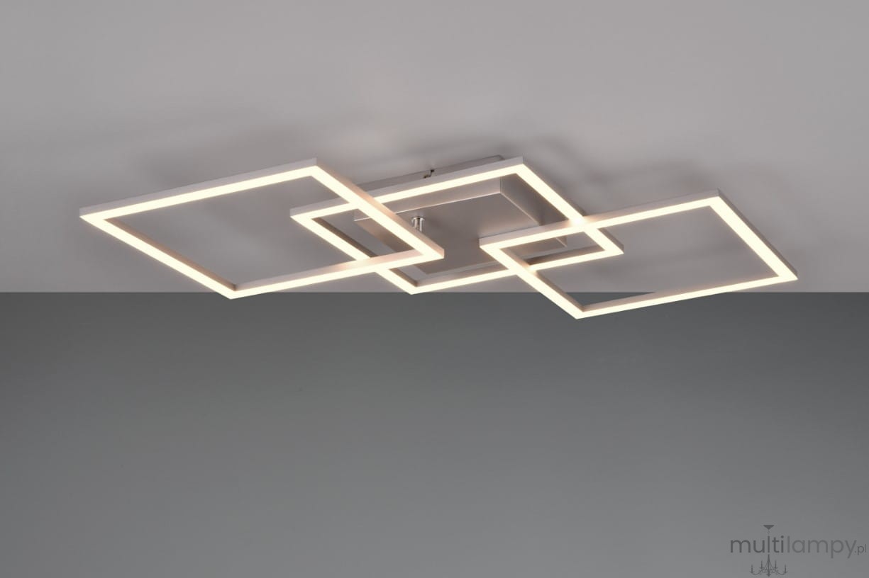 Lampa sufitowa Trail z trzema źródłami LED w tytanowym kolorze. Konstrukcja składa się z kilku geometrycznych ram, które tworzą nowoczesny design. Produkt zamontowany na suficie, prezentowany na szarym tle.