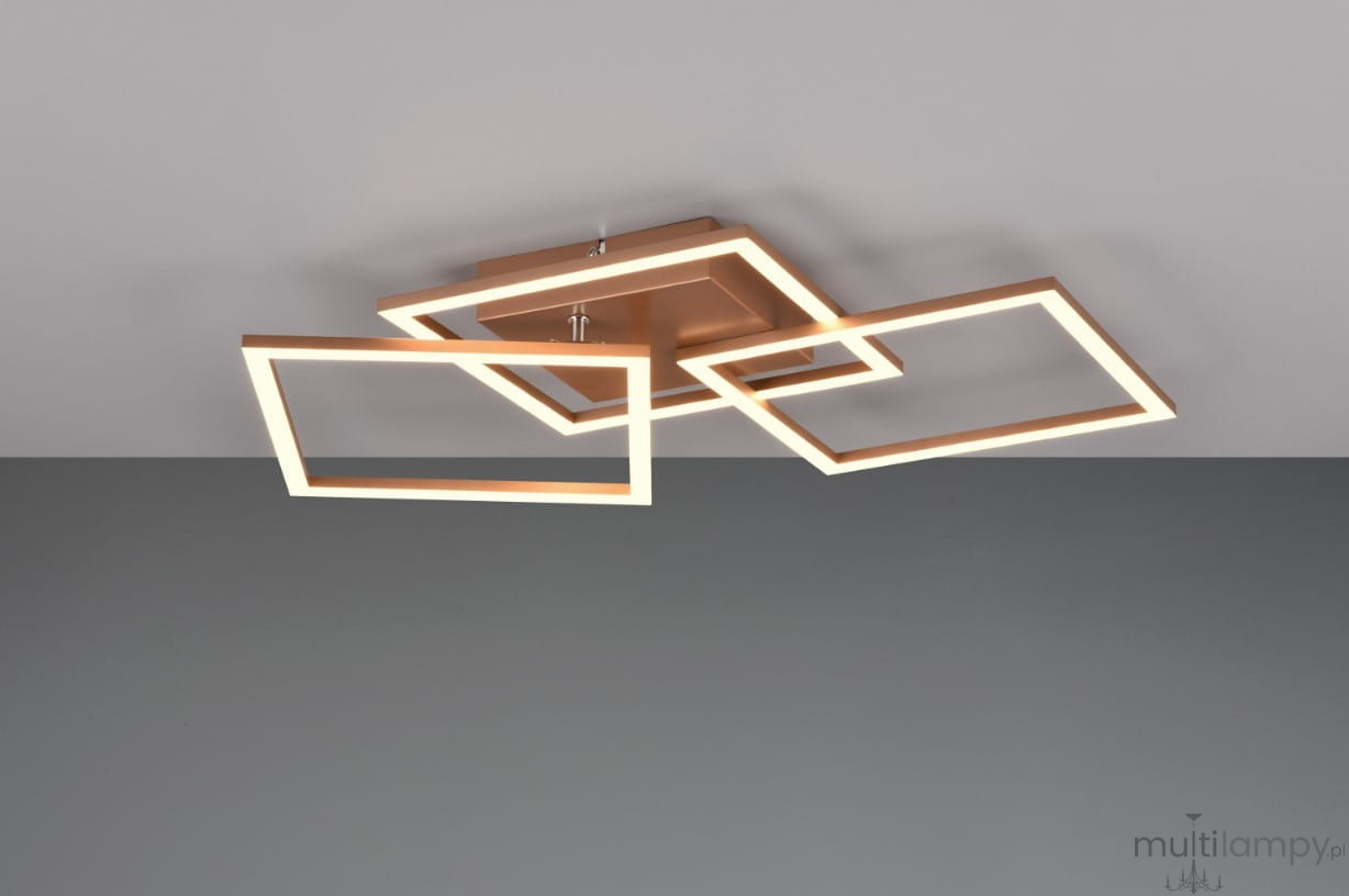 Brązowa lampa sufitowa Trail z trzema kwadratowymi ramami LED, oświetlająca przestrzeń ciepłym światłem. Ujęcie z góry, montowana na płaskim suficie, z widocznymi minimalistycznymi kształtami i nowoczesnym designem.