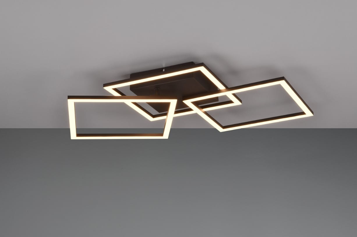 Czarna lampa sufitowa Trail z trzema prostokątnymi ramkami LED, montowana na suficie. Ramki w kolorze ciepłej bieli, układają się w dynamiczny wzór. Lampa o nowoczesnym designie, idealna do aranżacji wnętrz.