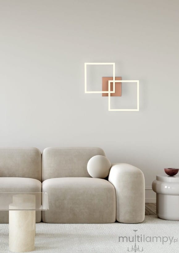 Brązowa lampa sufitowa Trail z dwoma źródłami LED o mocy 20W, zamontowana na ścianie, w otoczeniu nowoczesnego wnętrza. Wyróżnia się minimalistycznym designem i geometrycznymi kształtami. Tło w jasnych odcieniach.