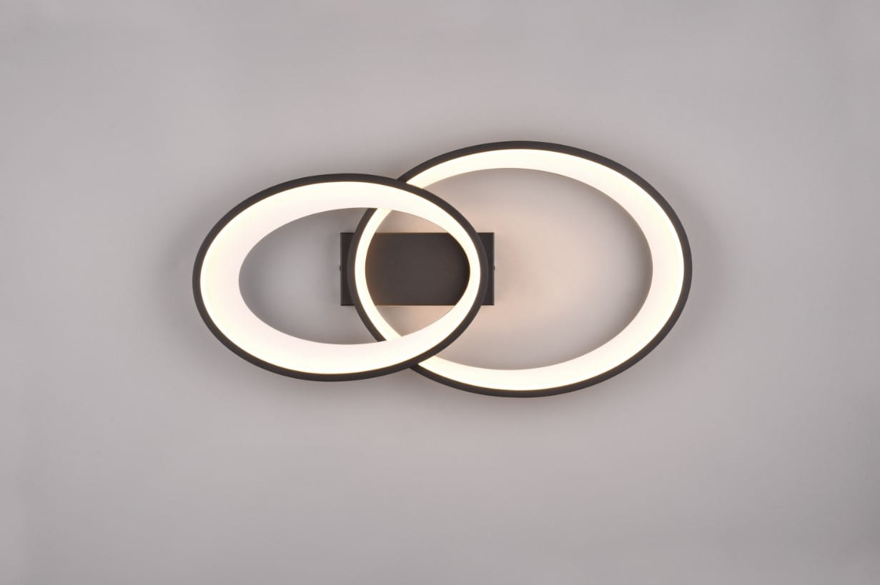 Czarna lampa sufitowa Malaga z dwoma pierścieniowymi źródłami światła LED o mocy 25W. Produkt zamontowany na ścianie, z widocznymi okrągłymi kształtami oraz białym oświetleniem, tworzy nowoczesny design.