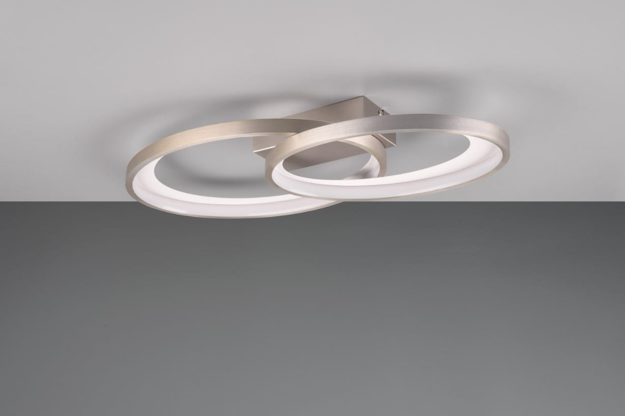 Lampa sufitowa Malaga z dwoma pierścieniami LED 25W w kolorze niklowym. Ujęcie z góry, pokazujące dwa okrągłe elementy o matowej powierzchni i białym świetle. Produkt zamontowany na szarej powierzchni, z prostym tłem.
