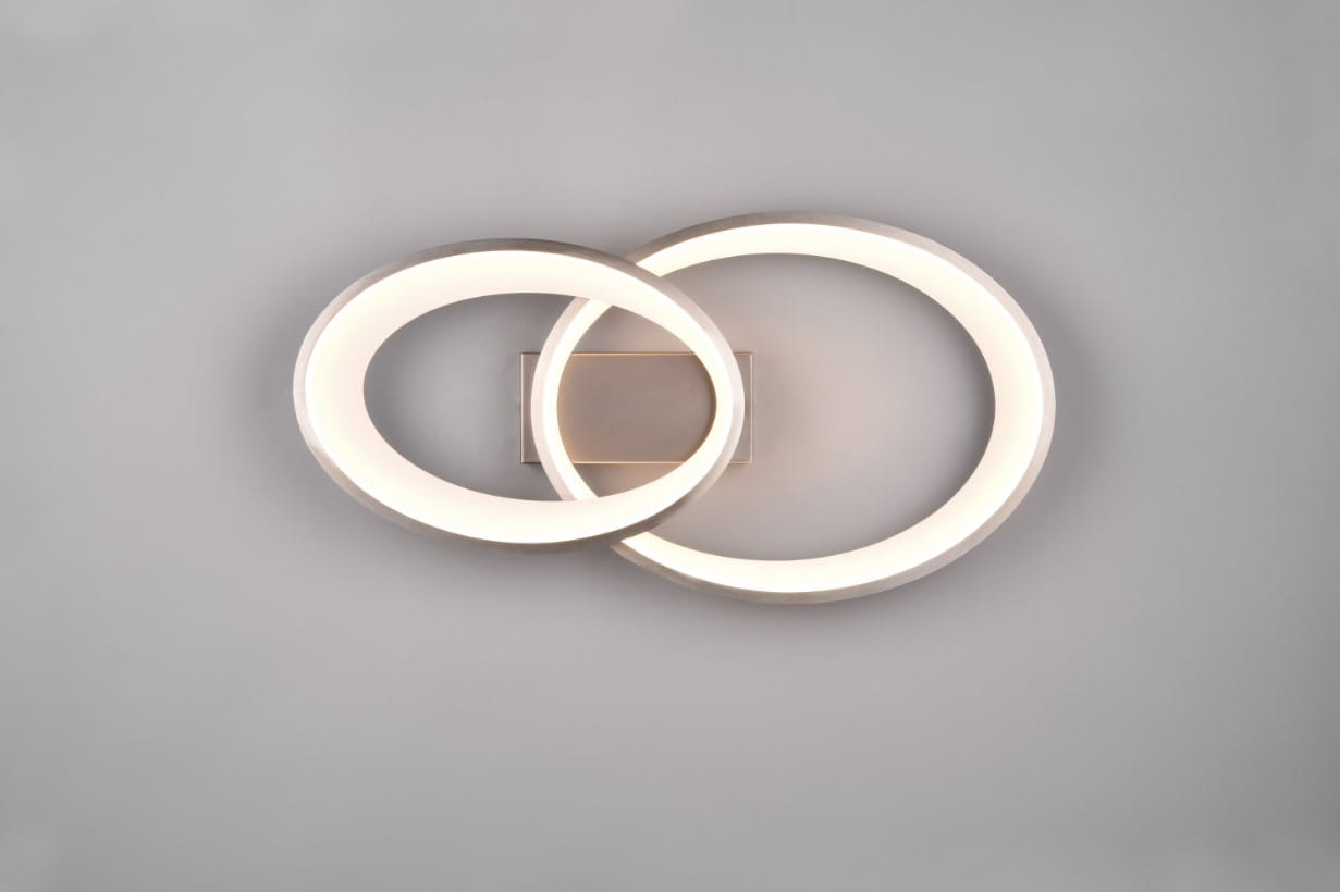 Lampa sufitowa Malaga z dwoma okrągłymi oprawami LED w kolorze niklu. Ułożona w poziomie, z widocznym podświetleniem w białym kolorze. Prosta konstrukcja z eleganckim designem, montowana na suficie, na jednolitym tle.