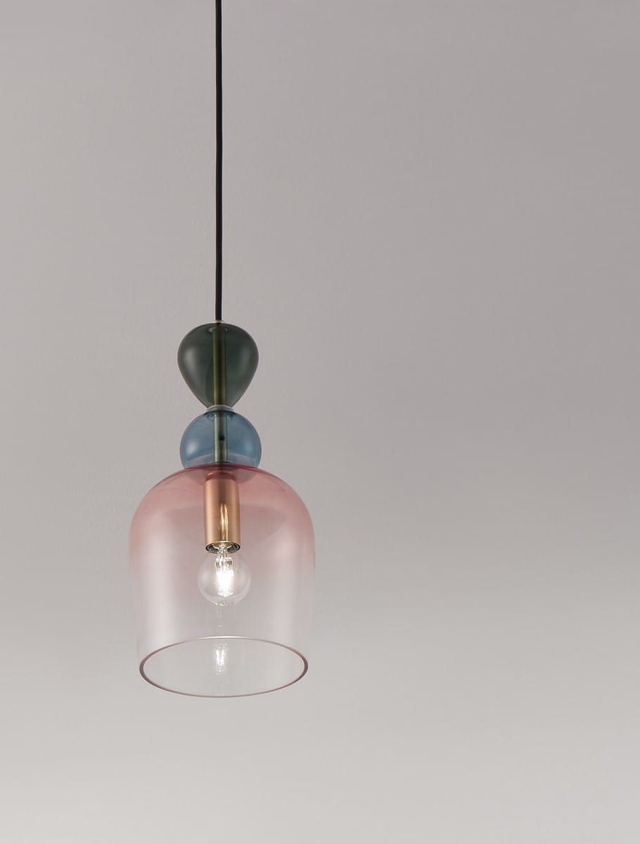 Lampa wisząca Balam 1xE14, złota, z przezroczystym kloszem i kolorowymi dekoracjami w odcieniach niebieskiego i różowego. Ujęcie frontalne, zawieszona na czarnym przewodzie, w otoczeniu jednolitego tła.