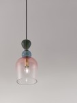 Lampa wisząca Balam 1xE14, złota, z przezroczystym kloszem i kolorowymi dekoracjami w odcieniach niebieskiego i różowego. Ujęcie frontalne, zawieszona na czarnym przewodzie, w otoczeniu jednolitego tła.