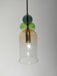 Lampa wisząca Balam z jednym źródłem E14. Elementy szklane w odcieniach zieleni, błękitu oraz pomarańczy, z przezroczystym kloszem. Metalowa oprawa w kolorze złotym. Produkt zawieszony na czarnym przewodzie, widok z góry.
