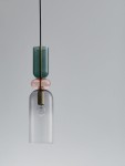 Lampa wisząca Balam 1xE14 w kolorze złotym, z przezroczystym szklanym kloszem w kształcie dzwonu oraz kolorowymi akcentami: zielonym i różowym. Zawieszona na cienkim przewodzie, w prostym, jasnym tle. Idealna do nowoczesnych wnętrz.