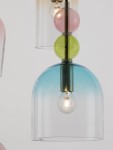 Lampa wisząca Balam z pięcioma kloszami E14 w kolorze złotym. Klosze w odcieniach błękitu, zieleni i różu, wykonane z przezroczystego szkła. Produkt wisi na czarnym przewodzie, z widoczną żarówką. Tło jasne, minimalistyczne.