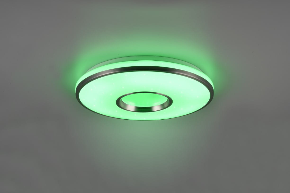 Plafon Realta z pilotem, RGB, 1xLED/24W, wykonany z aluminium. Okrągły kształt z zielonym podświetleniem oraz metalicznym obrzeżem. Zawieszony na gładkim tle, ukazuje nowoczesny design i możliwość zmiany kolorów.