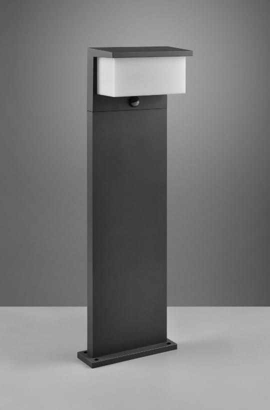 Lampa zewnętrzna stojąca Nestos H80 LED w kolorze antracytowym, z prostokątnym kloszem z matowego tworzywa. Wyposażona w czujnik ruchu, umieszczona na stabilnej podstawie. Ujęcie frontalne, na jednolitym tle.