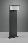 Lampa zewnętrzna stojąca Nestos H80 LED w kolorze antracytowym, z prostokątnym kloszem z matowego tworzywa. Wyposażona w czujnik ruchu, umieszczona na stabilnej podstawie. Ujęcie frontalne, na jednolitym tle.