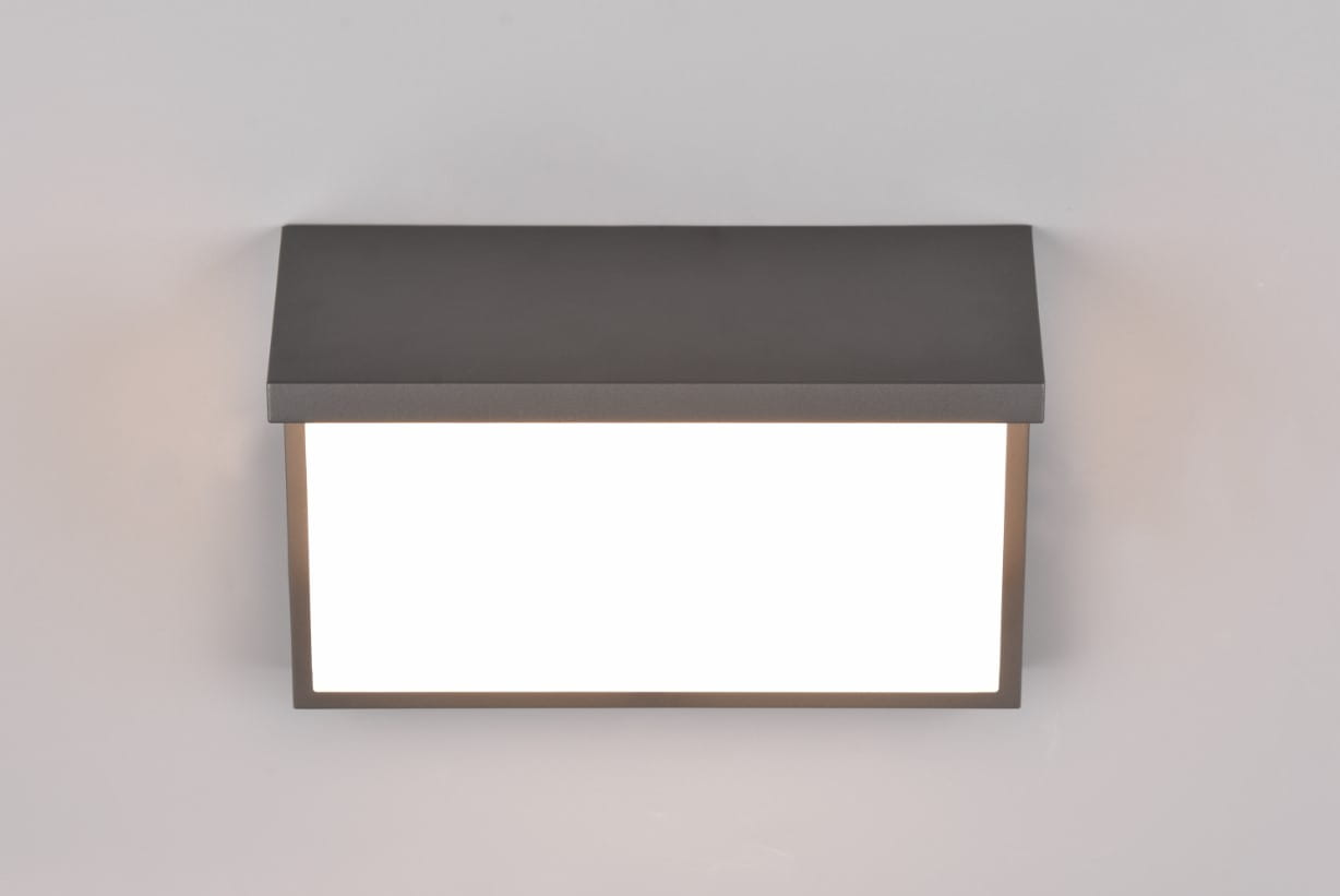 Kinkiet zewnętrzny Nestos LED w kolorze antracytowym, z czujnikiem ruchu. Produkt o prostokątnej formie, z osłoną z białego materiału, umieszczony w poziomie. Kąt ujęcia frontalny, na jednolitym tle.