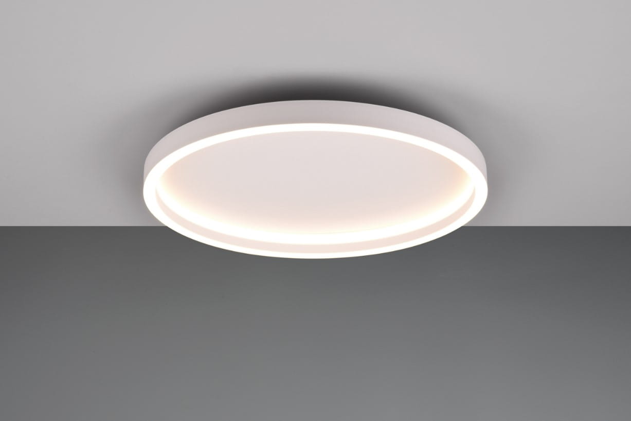Plafon Rotonda 1xLED/20W w kolorze białym, okrągły, zamontowany na suficie. Posiada subtelną, zintegrowaną oprawę LED, emitującą delikatne światło. Tło w odcieniach szarości, podkreślające minimalistyczny design.