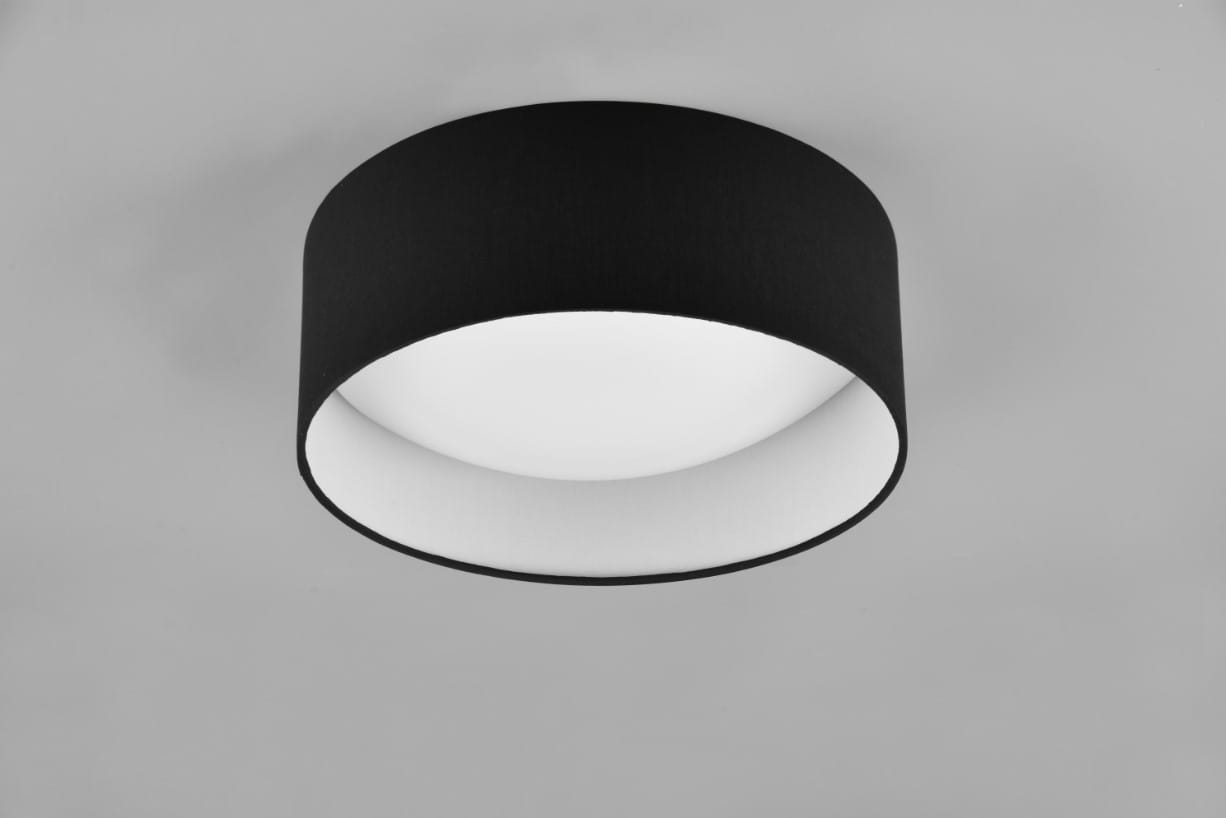 Plafon Locarno 1xLED/12W w kolorze czarnym, okrągły, z niskim profilem. Widoczna biała, mleczna osłona, która rozprasza światło. Ujęcie z dołu, montowany na suficie. Prosta forma, matowa powierzchnia.