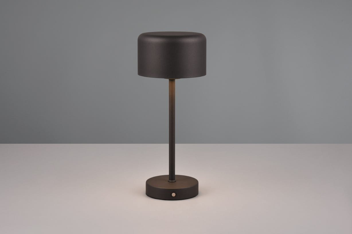 Czarna lampa stołowa Jeff z okrągłym kloszem, umieszczona na cienkiej, metalowej nodze. Posiada okrągłą podstawę z widocznym przyciskiem włączającym. Ujęcie frontalne, na jednolitym tle. Wymiary i faktura materiału nie są widoczne.