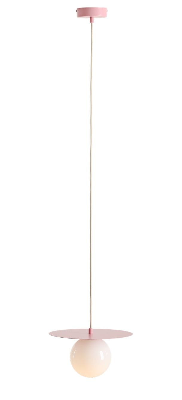 Lampa wisząca Loop Baby Pink S z oprawą w kolorze różowym, zawieszona na białym przewodzie. Posiada okrągłą, matową kulę z białego szkła oraz prostokątną, różową podstawę. Wykonana z metalu, przeznaczona na żarówkę E14.