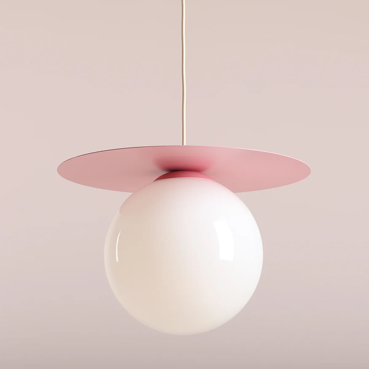 Lampa wisząca Loop Baby Pink L z białym, zaokrąglonym kloszem i różowym, płaskim daszkiem. Produkt zawieszony na cienkim przewodzie, widok z dołu, na jednolitym, jasnoróżowym tle. Idealna do nowoczesnych wnętrz.