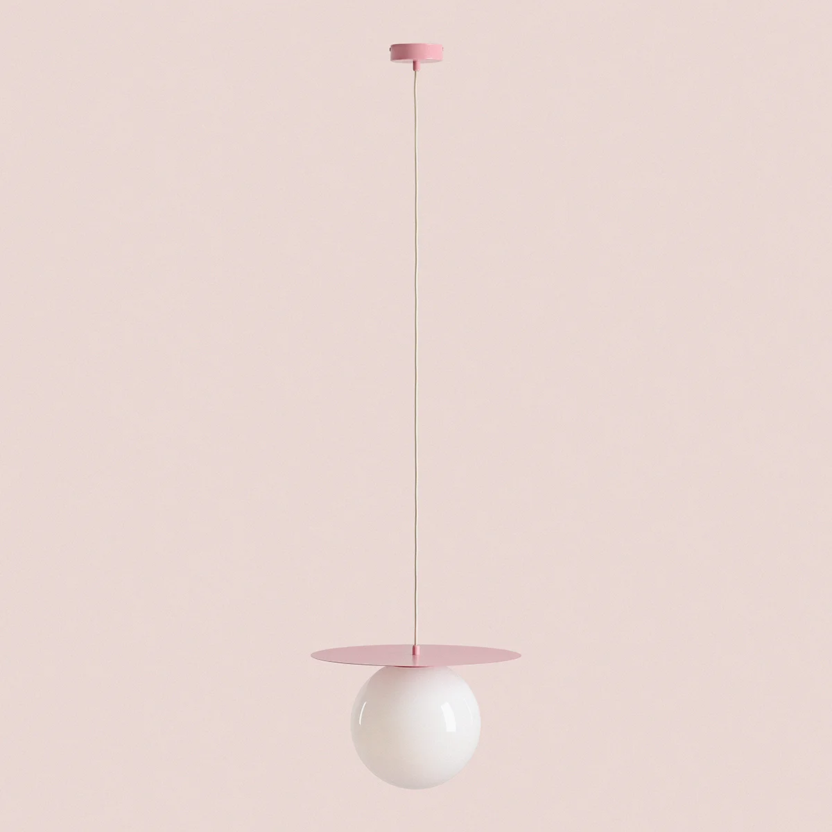 Lampa wisząca Loop Baby Pink L z oprawą w kolorze różowym i białą, szklaną kulą. Produkt zawieszony na cienkim przewodzie, z okrągłym, różowym daszkiem na górze. Prosta forma, idealna do nowoczesnych wnętrz.