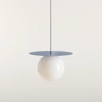 Lampa wisząca Loop w kolorze błękitnym z metalowym, okrągłym kloszem oraz szklaną, białą kulą. Zawieszona na cienkim przewodzie, prezentuje nowoczesny design. Idealna do oświetlenia wnętrz.