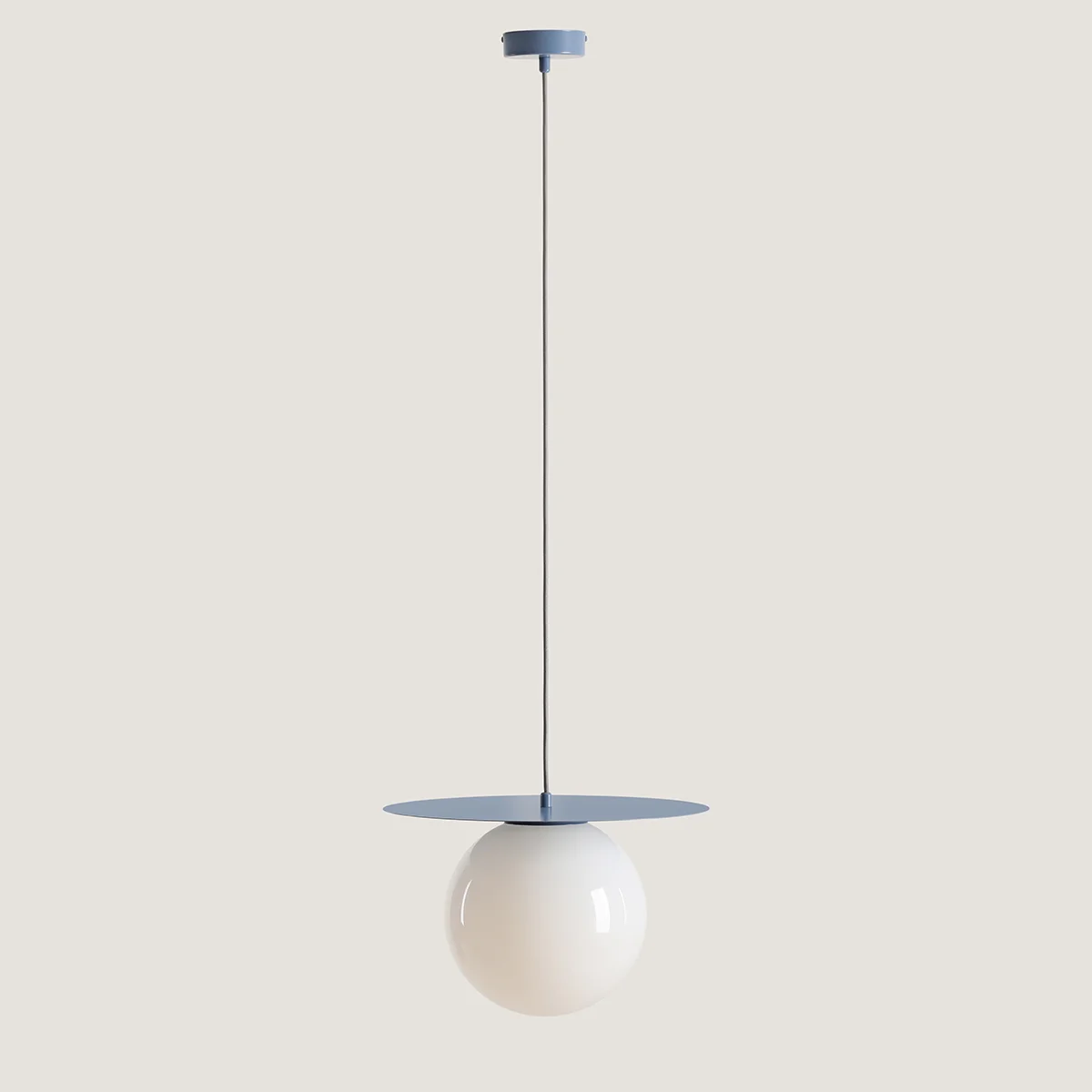 Lampa wisząca Loop Dusty Blue z metalowym, błękitnym daszkiem i białym, szklanym kloszem w kształcie kuli. Zawieszona na cienkim przewodzie, oferuje elegancki wygląd. Idealna do nowoczesnych wnętrz.