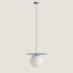 Lampa wisząca Loop Dusty Blue z metalowym, błękitnym daszkiem i białym, szklanym kloszem w kształcie kuli. Zawieszona na cienkim przewodzie, oferuje elegancki wygląd. Idealna do nowoczesnych wnętrz.