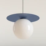Lampa wisząca Loop w kolorze błękitnym, z okrągłym, mlecznobiałym kloszem i dużą, okrągłą podstawą. Produkt zawiera jedno gniazdo E27. Ujęcie frontalne, wiszący, na jednolitym tle.