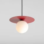 Lampa wisząca Loop Red Wine S z kloszem w kształcie białej kuli, zawieszona na czarnym przewodzie. Posiada okrągłą, czerwoną podstawę, tworząc nowoczesny design. Ujęcie frontalne, na jednolitym tle.