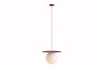 Lampa wisząca Loop Red Wine L z jednym gniazdem E27. Posiada okrągłą, białą szklaną kulę zawieszoną na cienkim, czarnym przewodzie, umieszczoną na czerwonej, płaskiej podstawie. Kąt ujęcia: frontalny. Tło białe, co podkreśla design lampy.