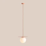 Lampa wisząca Loop Coral M z oprawą w kolorze koralowym, z długim przewodem. Posiada szklany klosz w kształcie kuli, umieszczony na metalowej podstawie w formie okrągłej płytki. Produkt zawiera miejsce na żarówkę E27.