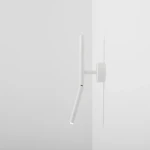 Biały kinkiet Stick 1xG9 z prostą, cylindryczną formą, zamontowany na ścianie. Posiada ruchomy ramieniem z małą, okrągłą głowicą emitującą światło. Minimalistyczny design, idealny do nowoczesnych wnętrz.