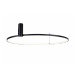 Czarna lampa sufitowa Horik z LED o mocy 40W. Okrągła forma z cienkiego metalowego stelaża, z zamontowanym źródłem światła wzdłuż krawędzi. Ujęcie frontalne, produkt wiszący na prostym tle.