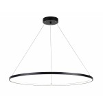 Lampa wisząca Horik z czarnym metalowym kloszem w kształcie okręgu, zawieszona na trzech cienkich przewodach. Posiada źródło LED o mocy 40W, emitujące jasne światło. Montaż sufitowy, minimalistyczny design. Tło białe, podkreślające elegancję lampy.