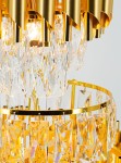 Lampa wisząca Wersal z sześcioma oprawami E27, złota konstrukcja z metalowymi elementami i kryształowymi dekoracjami. Widoczne migoczące detale kryształów w kształcie prostokątów, lampa prezentowana z bliska, na jednolitym tle.
