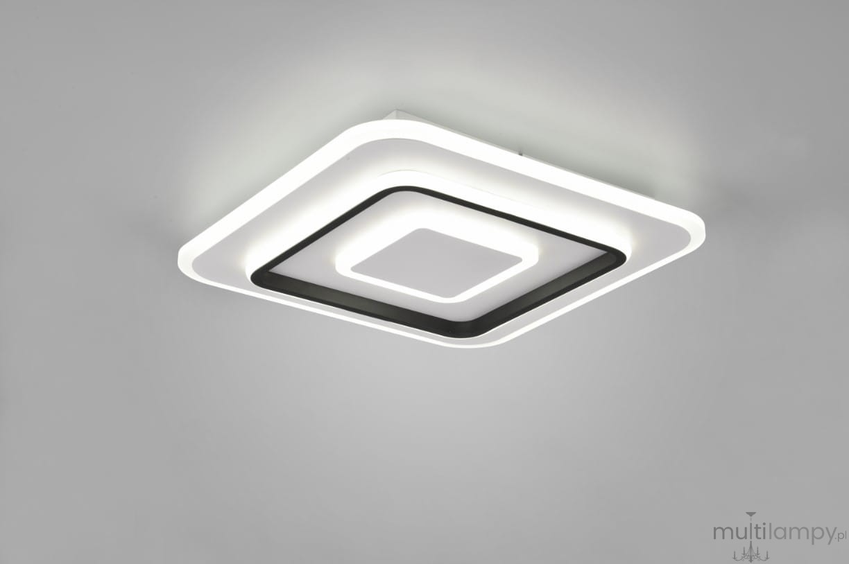 Plafon Jora z pilotem, z białego materiału, w kształcie kwadratu z czarną ramką. Oświetlenie LED o mocy 46W, zamontowane na suficie. Widoczny jest nowoczesny design oraz dwa poziomy, co podkreśla jego elegancję.
