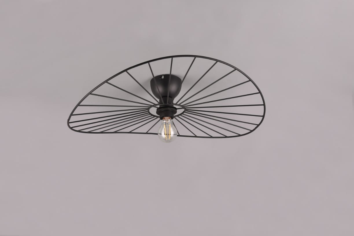 Lampa sufitowa Chapeau w kolorze czarnym, wykonana z metalowej siatki, z żarówką E27. Ujęcie frontalne, prezentujące lampę w pozycji wiszącej, z charakterystycznym, półkolistym kloszem o promienistym wzorze.