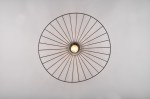 Lampa sufitowa Chapeau w kolorze czarnym z oprawą na jedną żarówkę E27. Widok z dołu, pokazujący okrągłą konstrukcję z metalowych prętów, tworzących promieniście rozchodzący się wzór. Centralnie umieszczona żarówka emituje światło.