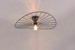 Czarna lampa sufitowa Chapeau z jednym gniazdem E27, z metalową, siatkową osłoną w kształcie elipsy, montowana na suficie. Widoczna żarówka w centralnej części, emitująca ciepłe światło. Tło jasne, podkreślające detale lampy.