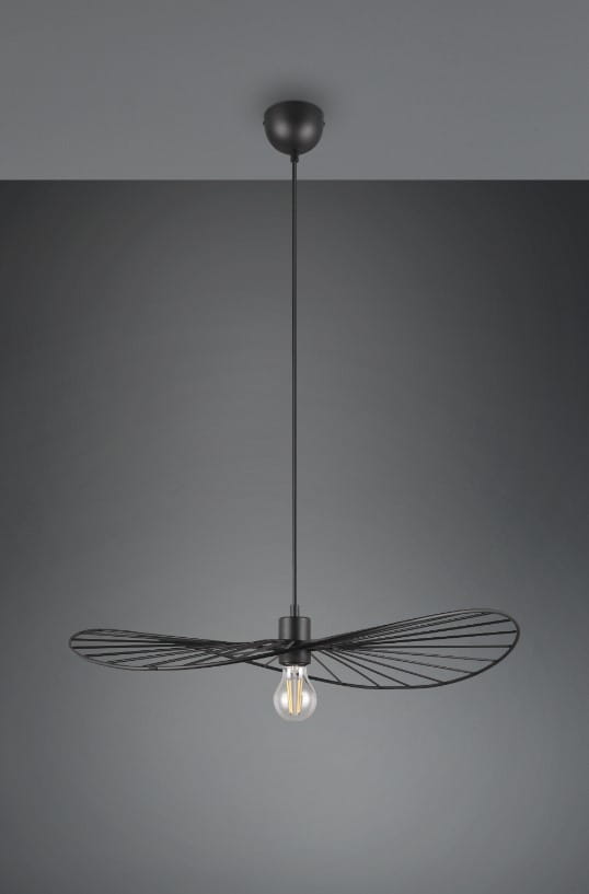 Lampa wisząca Chapeau w czarnym kolorze, z oprawą na żarówkę E27. Posiada metalową, siateczkową konstrukcję w kształcie skrzydeł, zawieszona na cienkim przewodzie. Tło szare, minimalistyczne.