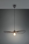 Lampa wisząca Chapeau w kolorze czarnym z metalowym kloszem w kształcie skrzydełek, zawieszona na cienkim przewodzie. Widoczna żarówka E27 umieszczona w centralnej części. Tło w odcieniach szarości.