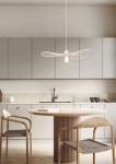 Lampa wisząca Chapeau w kolorze białym, z oprawą na żarówkę E27, o nowoczesnym, cienkowarstwowym kształcie. Zawieszona nad okrągłym stołem w minimalistycznej kuchni, na tle szarych szafek i marmurowego blatu.