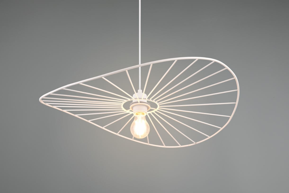 Lampa wisząca Chapeau w białym kolorze, z metalową konstrukcją w kształcie elipsy, z widoczną żarówką E27 w centralnej części. Ujęcie z dołu, zawieszona na cienkim kablu, na szarym tle.