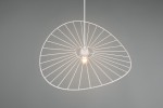 Lampa wisząca Chapeau w kolorze białym, wykonana z metalowej siatki. Okrągła, z widocznymi promieniami, zawieszona na cienkim przewodzie. W centralnej części znajduje się oprawa na żarówkę E27, która emituje ciepłe światło. Tło szare, proste.