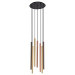 Lampa wisząca 7-punktowa w multikolorze, składająca się z sześciu cylindrycznych elementów w kolorach złotym, miedzianym, brązowym i srebrnym, zawieszona na cienkich czarnych linkach z okrągłą, czarną podsufitką.